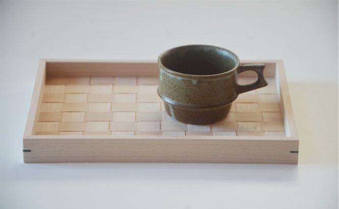 北海道産木材を使用した オリジナルトレイ【S】 雑貨 日用品 工芸品 編込み 薄く 削く ブナ材 丁寧 ウォルナット くさび 意匠 シンプル ティータイム 小物入れ 