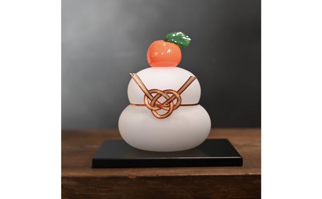 ガラスの鏡餅(黒台付き）サンドブラスト加工＜Lサイズ＞【鏡餅 サンドブラスト加工 ガラス お正月 鏡餅約13cm×約10cm 黒台15cm×12cm ハンドメイド 職人手作り 工芸品 伝統工房で作成 老舗ガラス工房 神奈川県 小田原市 】 142069_CH004