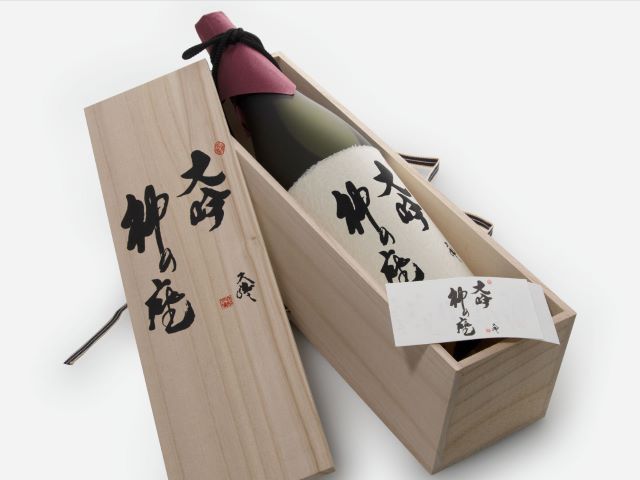 日本酒 大吟 神の座 1800ml ×1本 大吟醸 お酒 酒 地酒 一升瓶 大吟醸酒 吟醸酒 清酒 アルコール ギフト プレゼント 贈答 男性 女性 送料無料 1800 1.8L 青森 青森県 鰺ヶ沢町