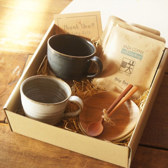 【ふるさと納税限定！】お洒落人気カフェ「咲くカフェ」の【Gift】マグカップ Box ターコイズ＆ブラック｜茨城県 大子町 奥久慈 袋田 リノベーション カフェ 古民家 おしゃれ コーヒー 珈琲 マグカップ 木製 スプーン コースター ギフト プレゼント ラッピング のし 熨斗(BD013)