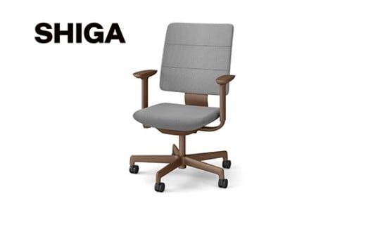 イトーキ SHIGA シガ 昇降脚 背トリプル ベースカラー:チェストナットブラウン / 座面カラー:グレーC（KJ-517SEM-F2C5F）キャスター5本脚 【アンクルムーブ・シンクロロッキング / アジャスタブル肘 / 抵抗付きウレタンキャスター】 日本製 ワークチェア オフィスチェア 柴田文江氏デザイン【EI183W】（滋賀県　近江八幡市）