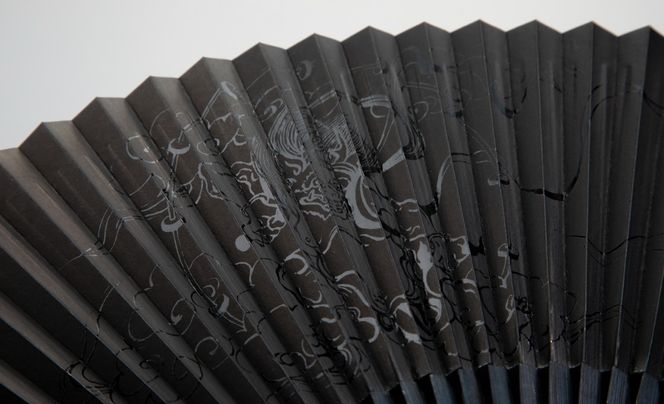 【L-531】鈴木扇子店 近江扇子 風神雷神（うるし画）　7.2寸(約21.6cm)［高島屋選定品］