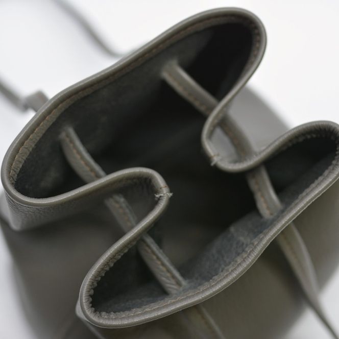 益子の革工房maharoの巾着バッグ（S）ダークグレー (AX141-2)