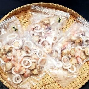【ふるさと納税】【毎月定期便】完全国産 3種 シーフードミックス やわらか仕上げ こだわりの上質素材使用 全12回 約300g×3パック 合計900g×12回 いか イカ えび エビ 海老 甘えび 甘エビ 帆立 ホタテ ベビーホタテ シーフード 冷凍 国産 兵庫県 新温泉町 送料無料