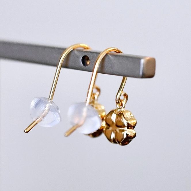 K18(18金) イエローゴールド 地金 クローバー ピアス フックタイプ シンプル 幸運 希望 幸福 愛情 健康 保証書付 KO-0069 242-027-a