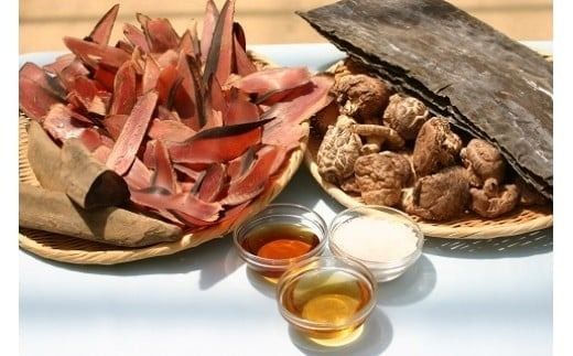 『レタスクラブ殿堂入り時短調理大賞2024』受賞！ 七福醸造の有機白だし6本セット 大容量 レシピ冊子付き 調味料 本枯れ節 昆布 どんこ 白だし セット ロングセラー 出汁 だし 旨味 和食 煮物 卵料理 お吸い物 麺類 炒めもの 揚げ物 太鼓判 時短料理 料理 厳選素材 万能 北海道 H001-086