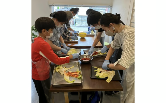(団体貸切プラン10名様利用) 川崎名物キムチ専門店『おつけもの慶』工場見学およびキムチづくりと特別なランチ体験クーポンおよび川崎名品お土産セット付(10名様分)