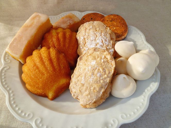 小田原焼き菓子ギフト箱【ギフト 贈答用 プレゼント 贈り物 レモンダックワーズ ウィークエンドシトロン はちみつマドレーヌ レモンメレンゲ 紅茶クッキー　小田原ギフト マドレーヌ ダックワーズ 神奈川県 小田原市 】 142069_AB001
