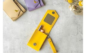 【イエロー】毎日の“ときめき”を仕込めるリップケース　リップクリームホルダー　キーホルダーストラップ　【ミラー付き・3本入る】 232238_CM032VC02