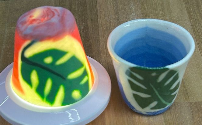 透土練り込み　ぐいのみペア（ピンク・ブルー） モンステラ柄 日用品 食器 コップ カップ ぐい呑み セット 陶器 焼物 やちむん 工芸品 伝統工芸 桃 青 プレゼント ギフト 贈り物 贈答品 ふるさと 沖縄県 大宜味村