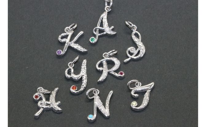 イニシャルハワイアン彫りペンダント（素材：シルバー９２５） ジュエリー 宝石 ネックレス ハワイ 富士川町