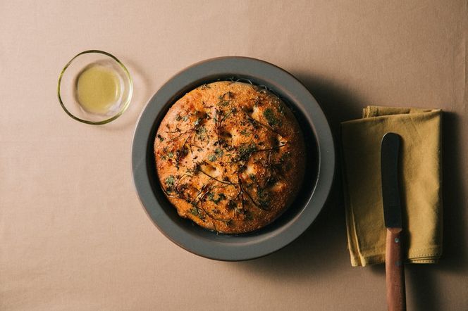 PETARI ShallowPot 24cm　Igneous Rock（ベージュ）G.M.P 【 グッドデザイン賞受賞 陶器製 万能調理土鍋 鍋 土鍋 平鍋 浅鍋 電子レンジ可 キッチン雑貨 新生活 ギフト プレゼント 三重県 四日市市】 -[G236-4]