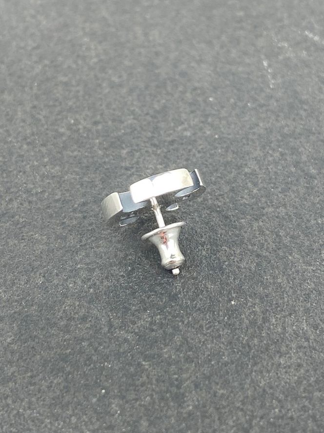 small iron cross pierce スモール アイアン クロス ピアス ｜ シルバー アクセサリー 十字架 モチーフ 925 ハンドメイド ジュエリー アクセ ファッション 人気 シンプル ギフト プレゼント 年末年始 お中元 お歳暮 内祝い 快気祝い