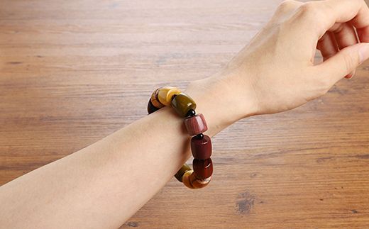 伝統の技で作り上げた色彩豊かな天然木のブレスレット【F003W】