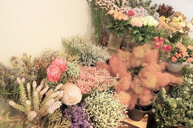 生花でお届け、自宅で簡単ドライフラワーに ユーカリとワイルドフラワーの花束 H143-026