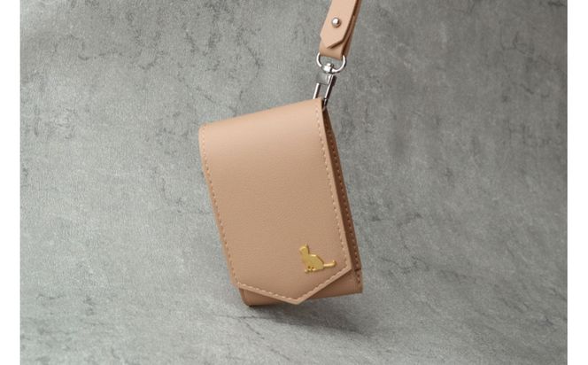 【ベージュ】毎日の“ときめき”を仕込めるリップケース　リップクリームホルダー　キーホルダーストラップ【ミラー付き・3本入る】 232238_CM032VC03