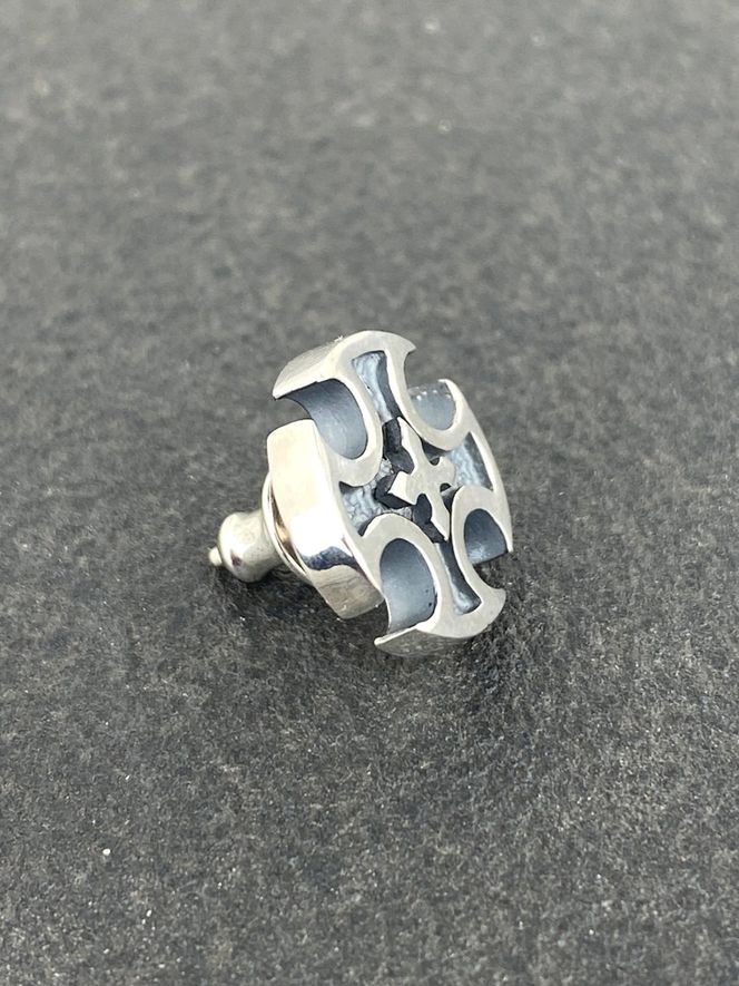small iron cross pierce スモール アイアン クロス ピアス ｜ シルバー アクセサリー 十字架 モチーフ 925 ハンドメイド ジュエリー アクセ ファッション 人気 シンプル ギフト プレゼント 年末年始 お中元 お歳暮 内祝い 快気祝い