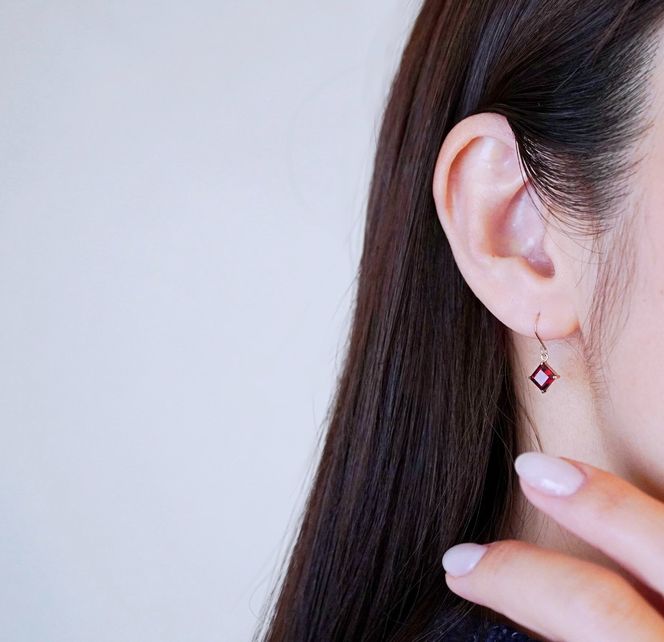 【ジュエリー】K10 イエローゴールド ガーネット 揺れる ピアス 保証書付 SE-2851 242-005-d