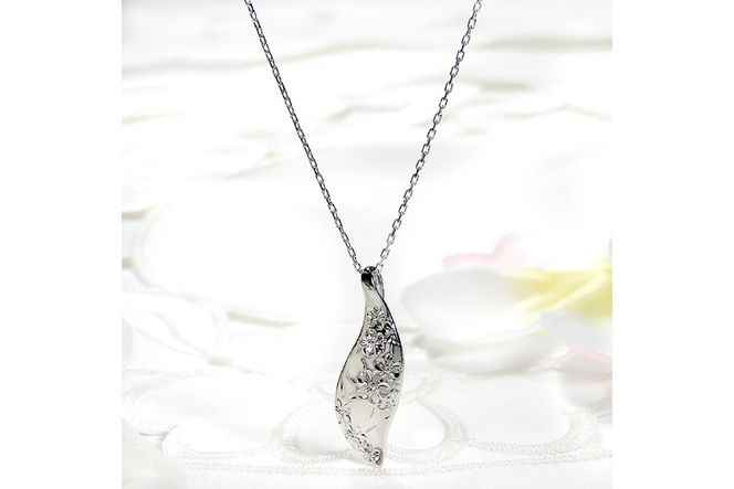 桜彫刻 ネックレス プラチナ PT900 【f118-pt】 [オーダーメイドジュエリーメイ 山梨県 韮崎市 20745082] ジュエリー アクセサリー 桜 リーフモチーフ 手彫り 和柄 花模様 ペンダント