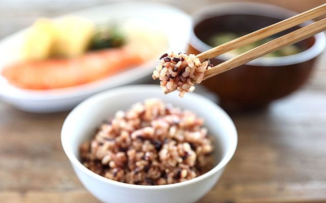 雪若丸 特別栽培玄米 パックごはん 12個 有機黒米入 健康 ダイエット 備蓄 保存食 防災 簡単レンジ 温めるだけ 湯煎調理