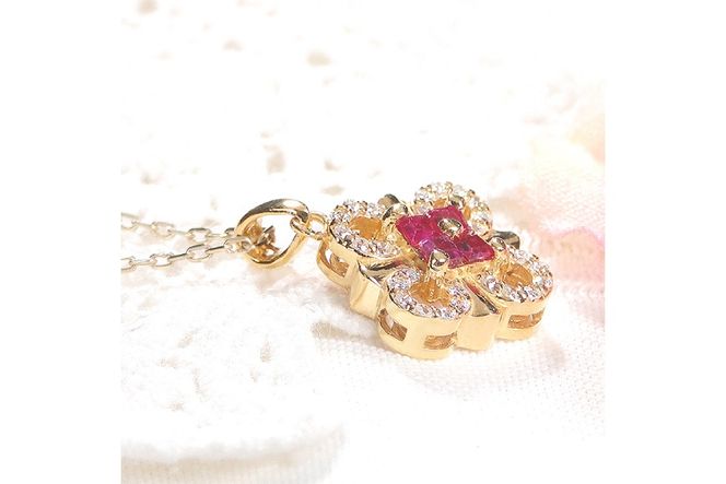 ネックレス K18YGイエローゴールド ダイヤモンド 0.15ct ルビー スクエア クローバー ペンダント 18金 菱形【f271-k18yg-ru】 [株式会社オーダーメイドジュエリーメイ 山梨県 韮崎市 20742926] アクセサリー アクセ ジュエリー