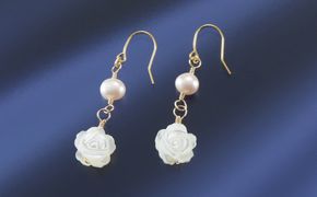 102506-1 マザーオブパール「薔薇」K14GF金張りピアス 272183_AF143