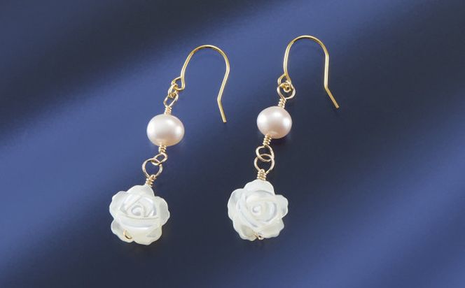 102506-1 マザーオブパール「薔薇」K14GF金張りピアス 272183_AF143
