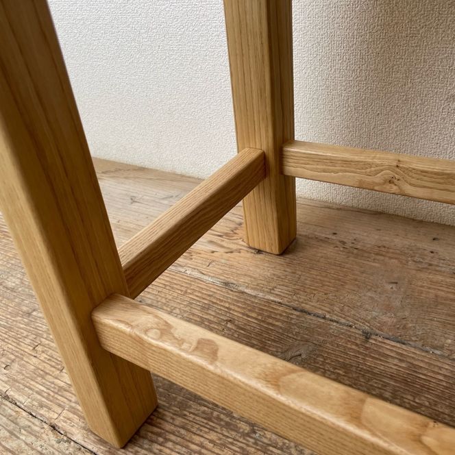温かい栗の木で暮らしに馴染む手作りスツール 温かい栗の木で暮らしに馴染む手作りスツール