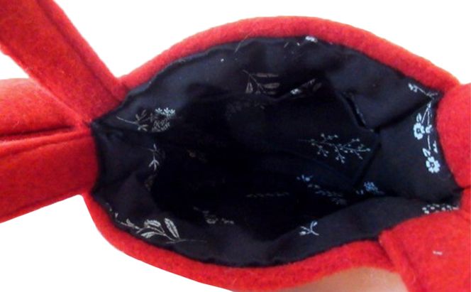 お花モチーフネコバッグ＊カーディナルレッドB ファッション かばん 手編みトートバッグ 花飾り 厚み 崩れにくい 生地 上品 差し色 入れ口小さめ かわいい おしゃれ 