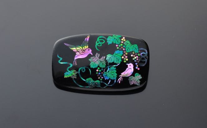 【嵯峩螺鈿野村】葡萄と小鳥ブローチ｜京都 老舗 伝統工芸 漆器 ジュエリー［ 京都 老舗 伝統工芸 工芸品 アクセサリー ジュエリー ファッション 漆 人気 おすすめ 職人 お取り寄せ 通販 送料無料 ふるさと納税 ］ 261009_B-AS15