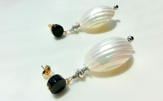 whale ピアス アクセサリー 天然石 1個 [Q]handmadejewely【シルバー ホワイト モノトーン シンプル クール 可愛い ハンドメイド ジュエリー 手作り  職人 上品 華やか ドレス 大人の雰囲気 ギフト プレゼント 母の日 卒業式 ラッピング シェル】