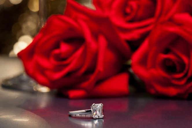 レストラン ルアン プロポーズプラン＜フレンチフルコース・チャペル貸切・12本の赤いバラ演出付＞｜京都木屋町 鮒鶴 人気リゾート 食事券 サプライズ演出［ フレンチフルコース 乾杯用スパークリングワイン チャペル貸切 専属プロポーズプランナー サプライズ 美食 グルメ 人気 おすすめ 記念 お祝い ホテル 旅行 観光 食事 ふるさと納税 ］ 261009_A-LU008