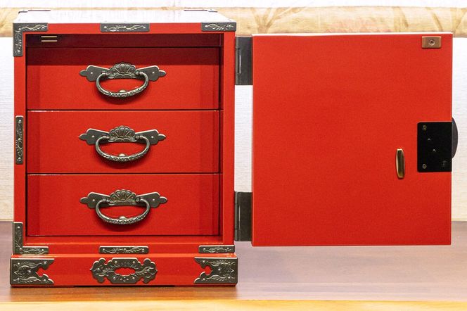 【彫金手打金具】仙台箪笥 舟箪笥 ≪鶴亀松竹梅≫ 朱色漆塗り (申込書返送後、3ヶ月～10ヶ月程度でお届け) [仙台箪笥 タンス たんす 小型 高級 工芸品 伝統]|06_kyk-250201