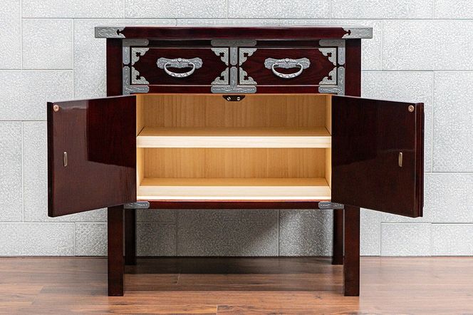 仙台箪笥 両開コンソール 木地呂漆調 KHB-131D（お申込書返送後1ヶ月～5ヶ月程度でお届け） 欅産業 職人 おすすめ 船箪笥 [インテリア タンス 収納 家具 和 モダン 高級 和箪笥 小箪笥 伝統 工芸品 仏壇 仏具 神具 飾り棚 欅 漆塗 彫金 金具 装飾 仙台箪笥 船箪笥 舟箪笥 宮城 利府 欅産業]|06_kyk-451001