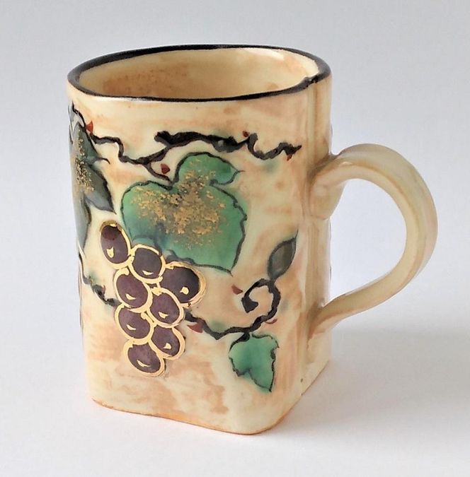 【ギャラリー洛中洛外】形が特徴的で実り多い葡萄が華やか 浮花葡萄マグカップ 261009_A-GM002