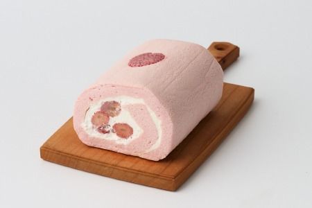 【プレミアム米粉ロールケーキ】贅沢いちごロール【グルテンフリー 保存料不使用 贈り物 お歳暮 お中元 お祝】(H053297)