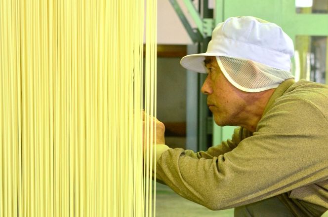 TV番組「マツコ＆有吉 かりそめ天国」で紹介！ふたつの伝統の融合がかなえた 冷麦のおいしさを超えた冷麦 九鬼太白純生胡麻油使用 四日市手延めん (冷麦）3束入 ×2袋（約15人前）／金魚印 王道 大矢知 伝承の味 高級麺ひやむぎ 手延冷麦 無添加 手延べ 九鬼 ごま油 胡麻油 九鬼産業 長期保存 そうめん 素麵 ひやむぎ 素麺 そうめん 乾麺 麺 人気 贈答 家庭用 三重県 四日市市 ふるさと納税