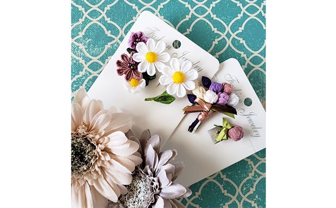 つまみ細工 マーガレット ピアス アクセサリー 工芸品 お花 手作り 職人 手仕事 伝統工芸 和風 かわいい アシメトリー 大人可愛い アクセ 受注生産 つまみ細工工房ちより。 送料無料 岐阜県 安八町