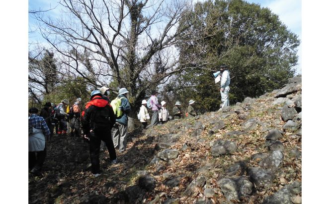 文化財専門員と行く！石清尾山古墳群（峰山地区）ガイド見学ツアー 372013_KY003