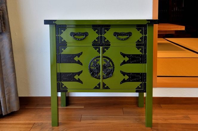 仙台箪笥 両開コンソール 常盤色漆塗り KB-131（お申込書返送後3ヵ月～8ヵ月程度でお届け） 欅産業 職人 おすすめ 船箪笥 [インテリア タンス 収納 家具 和 モダン 高級 和箪笥 小箪笥 伝統 工芸品 仏壇 仏具 神具 飾り棚 欅 漆塗 彫金 金具 装飾 仙台箪笥 船箪笥 舟箪笥 宮城 利府 欅産業]|06_kyk-450701