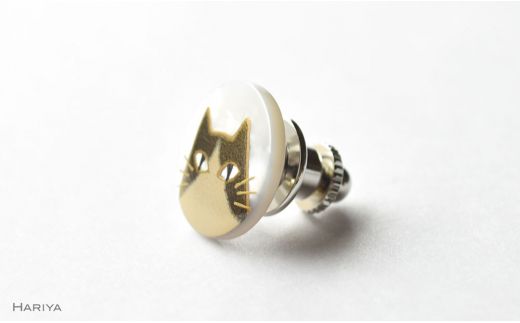 ハチワレ猫蒔絵 白蝶貝ピンブローチ 蒔絵 漆 白蝶貝 猫 ねこ ピンブローチ ハンドメイド ブローチ アクセサリー ギフト 伝統工芸 工芸品 国産 日本製 復興 震災 コロナ 能登半島地震復興支援 北陸新幹線 F6P-0389