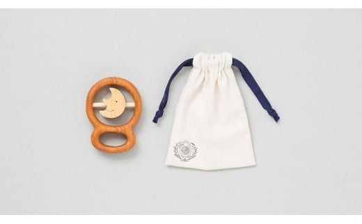 木のおもちゃ カタカタ（ お月さま ）月 木製 おもちゃ 知育玩具 赤ちゃん ベビー 男の子 女の子 ギフト プレゼント 贈り物 出産祝い 誕生日祝い 日本製 手作り のし 受注生産 山のくじら舎 0歳 1歳 2歳 五感 音 触る クルクル にこにこ 笑顔 サクラ ヒノキ 植物性オイル 安全 巾着袋 セット W70mm×H95mm×D20mm 安芸市 高知県