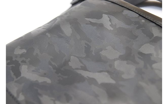 型押しカモフラレザー　ショルダーサコッシュ ファッション カバン バッグ 迷彩 撥水 薄マチ 仕切り 収納カ ジュアル エレガント 