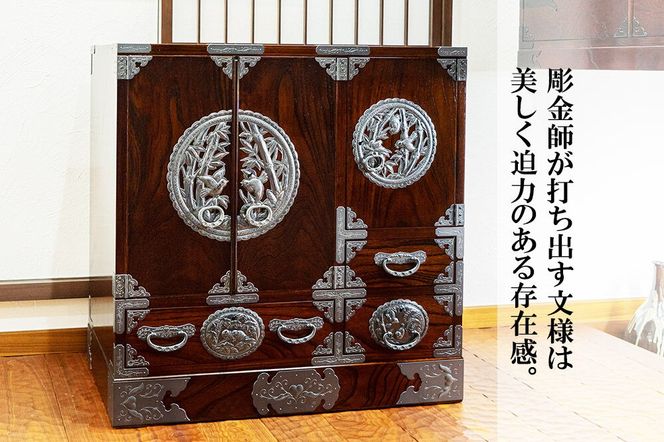 【彫金手打金具】仙台箪笥 帖面箪笥 ≪竹に雀≫ 拭き漆塗り (申込書返送後、3ヶ月～8ヶ月程度でお届け) [仙台箪笥 タンス たんす 小型 高級 工芸品 伝統]|06_kyk-620301