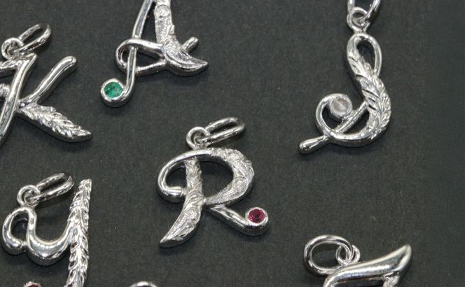 イニシャルハワイアン彫りペンダント（素材：シルバー９２５） ジュエリー 宝石 ネックレス ハワイ 富士川町