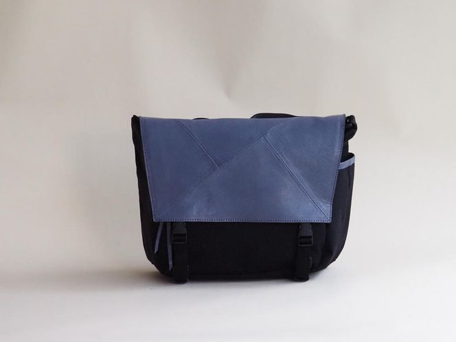 革のカシミヤ　国産野生鹿革を使用したミディアムサイズのメッセンジャーバッグ ファッション カバン 軽量 耐摩耗性 耐久性 普段使い 旅行 小物 ポケット マイボトル 収納 サイドポケット 