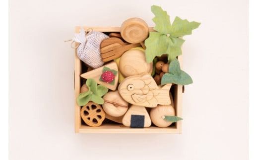 木のおもちゃ ままごと セット 箱入り 山のくじら舎 木製 知育玩具 男の子 女の子 ギフト ラッピング プレゼント 贈り物 出産祝い 誕生日祝い のし 熨斗 おままごと 野菜 果物 高知県産 受注生産品 名入れ可能 2歳 国産 ヒノキ スギ サクラ ケヤキ カヤ 草木染め フェルト 京都 職人 自然 小物 26個 箱 1個 W240mm H100mm D230mm 安芸市 高知県