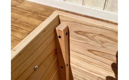 シダーBOX（鉢カバー）有刺鉄線入り