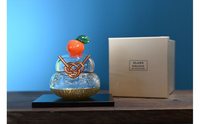 ガラスの鏡餅(黒台付き）銀箔使用＜Lサイズ＞【鏡餅 吹きガラス工房 ガラス お正月 鏡餅約13cm×約10cm 黒台15cm×12cm ハンドメイド 職人手作り 工芸品 伝統工房で作成 老舗ガラス工房 神奈川県 小田原市 】 142069_CH005