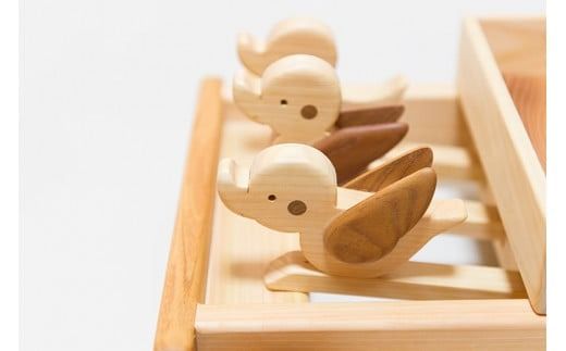 木のおもちゃ ピヨピヨておしぐるま 手押し車 木製 知育玩具 男の子 女の子 ギフト プレゼント 贈り物 出産祝い 誕生日祝い 赤ちゃん 幼児 ベビー かわいい 名入れ可能 日本製 手作り てづくり 山のくじら舎 1歳 つかまり立ち 歩行練習 木製玩具 ヒノキ 広葉樹 高知県産 W380mm D320mm H410mm セット内容 1個 安芸市 高知県